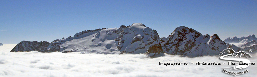 Marmolada 3343m avvolta da un mare di nebbia